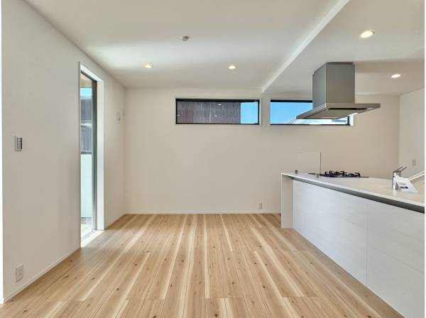 光と会話が行き交う、開放的なキッチン