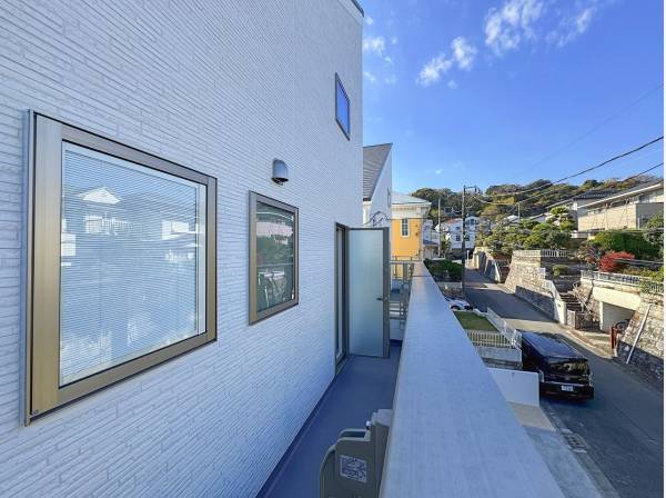 玄関側のサブバルコニー。物干し竿ラックも完備です。