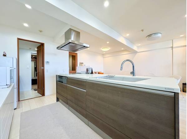 美しさ際立つオープンキッチン