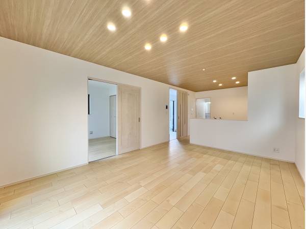 キッチンは対面式なのでリビング側を見渡すことが出来ます