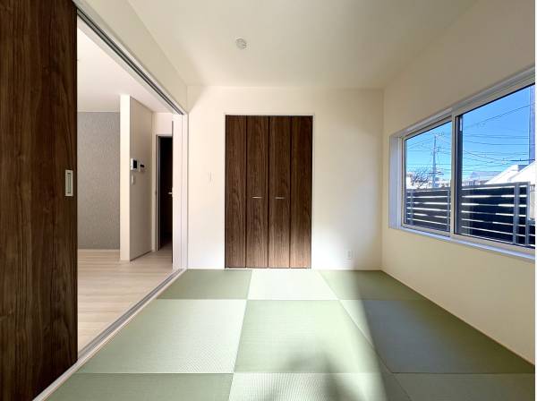 リビングから隣接する畳スペースがございます。