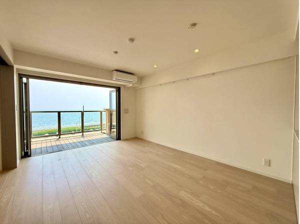 リビングから海を感じられるお部屋です