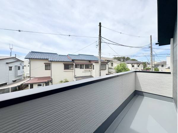 広々とした日当たり良好のバルコニースペース
