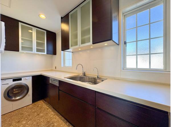 リビングの贅沢感を高める独立型のキッチン