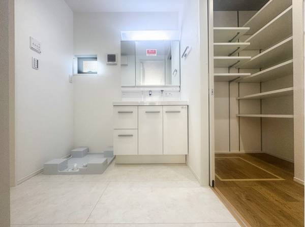 パントリーへはキッチンとサニタリーの両方からアクセス可能