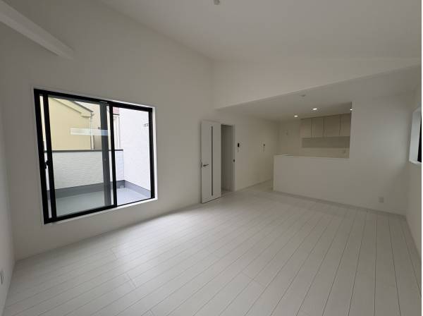 リビングは勾配天井で開放感が有ります！