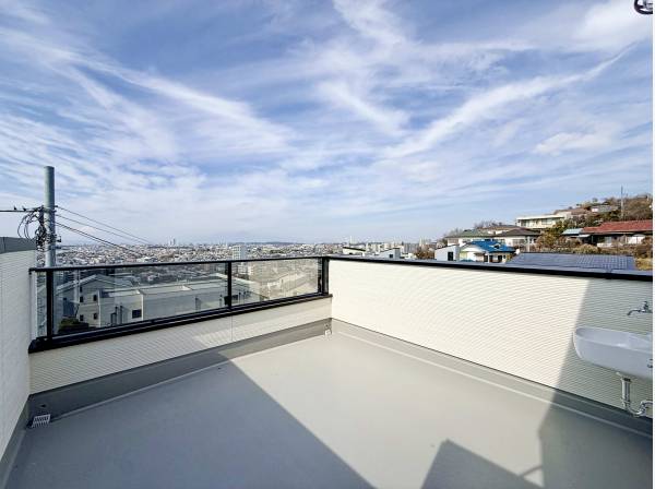 スロップシンクも備わった大きなルーフバルコニーが自慢です♪