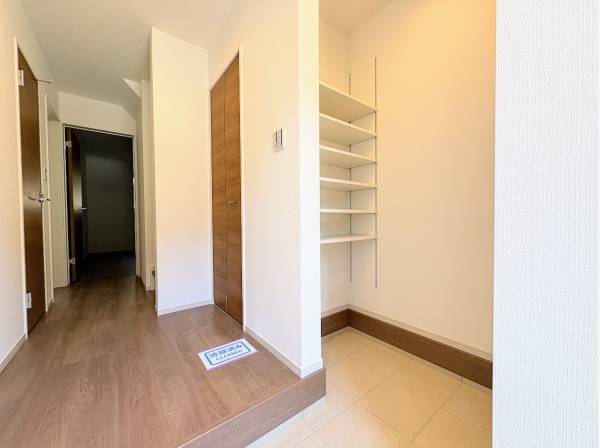 玄関スペースもゆとりある広さです