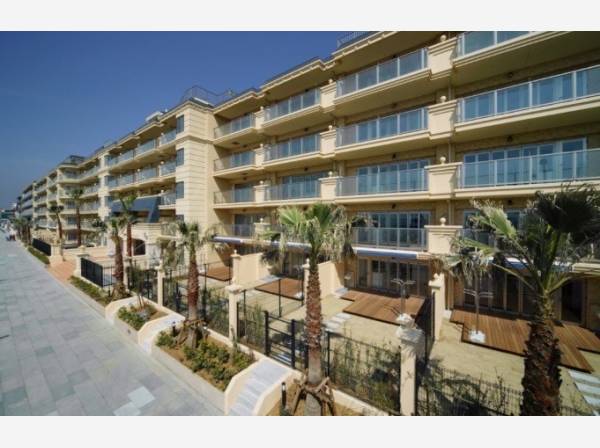 マンション外装、リゾート感あふれる素敵なマンションですね