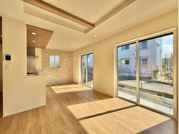 LDKには陽光が差しこみます。