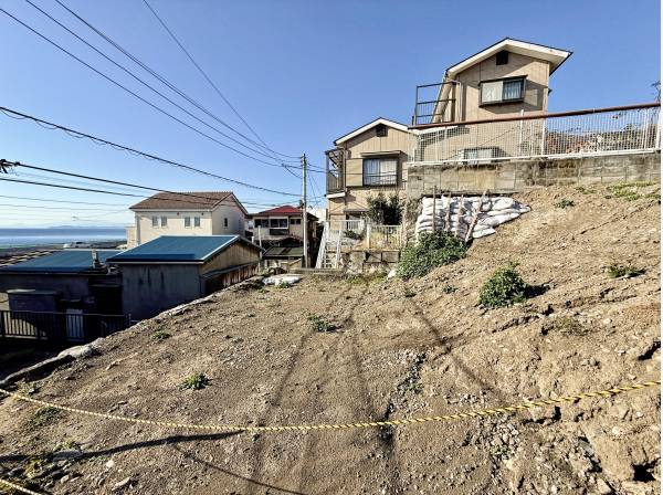 南側の一部分だけが傾斜して下がっていますので、造成工事でフラットにするのがベストです