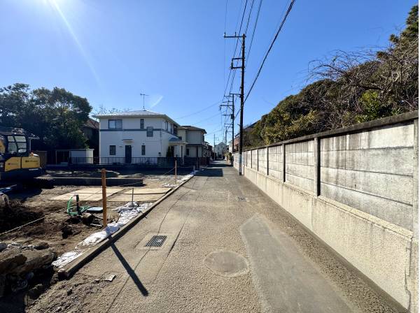 前面道路すっきり、穏やかな住環境が伝わる街並み