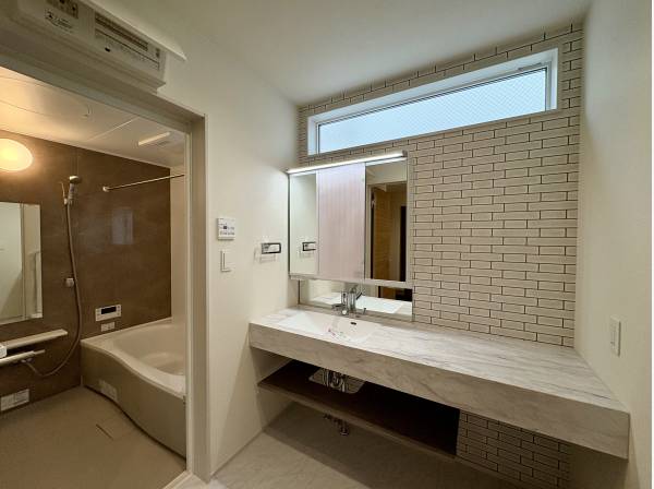 お洒落な洗面台。台が広く利便性あり