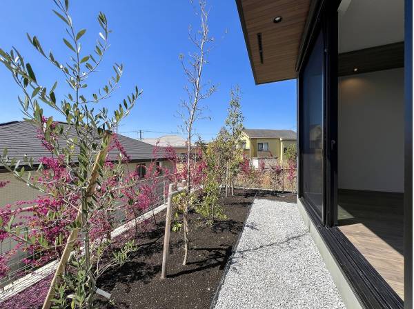 陽当たりの良いお庭はガーデニングも愉しめます