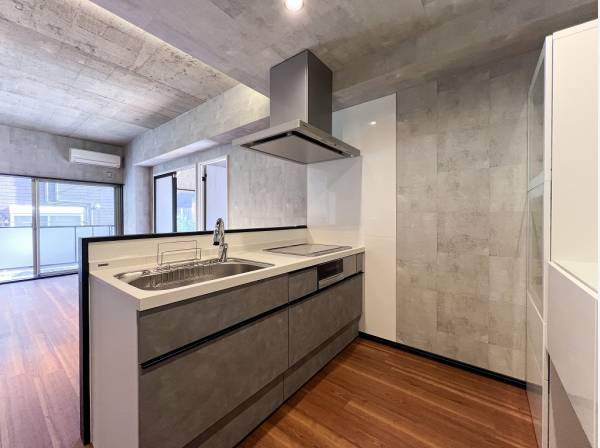 家族やゲストとの会話を愉しみながら料理を愉しめそうなオープンキッチン