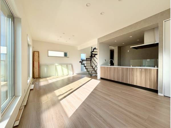 階段をあがると19帖もの素敵なLDKへ、、収納も充実