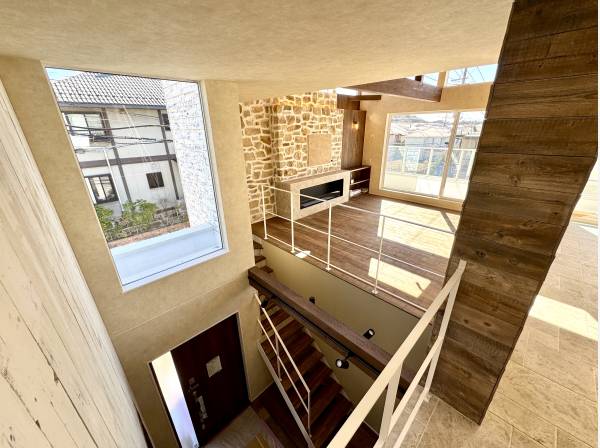 玄関上部は吹き抜けでLDKと繋がるつくり