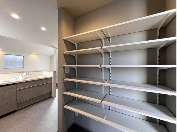 水周りの動線上に完備された大容量の収納スペース