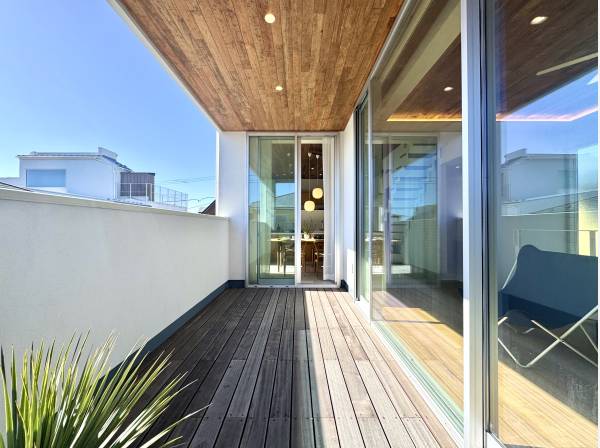 リビング&ダイニングからフラットでつながるテラス