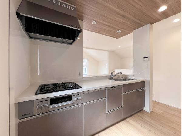 お料理中にも会話を愉しめる対面式キッチン