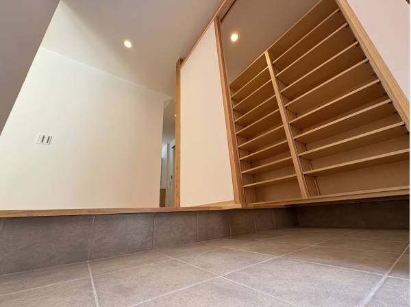 エントランスへ、大容量のSICの前にはこれから扉がつきます