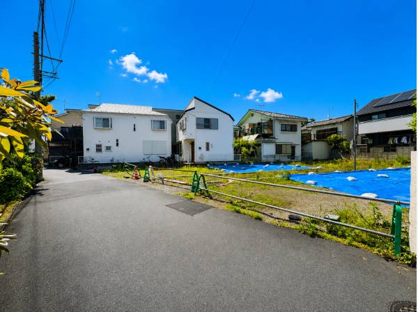 車通りの少ない前面道路。子育て世代にも嬉しい住環境です。