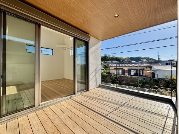 アウトドア気分を味わえる、深めのバルコニー