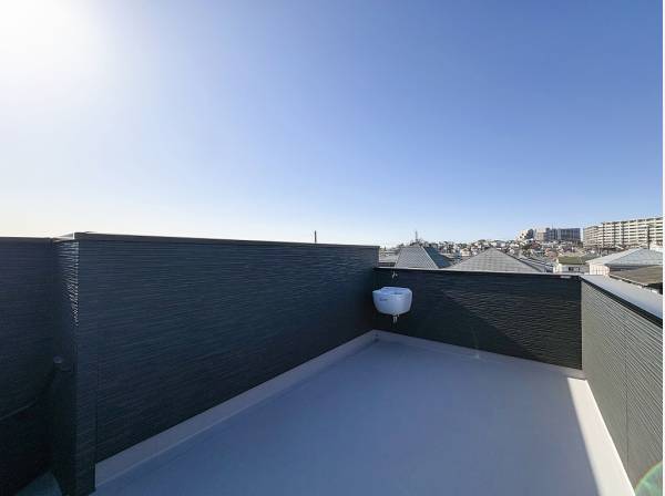 遮る建物のない爽快な景色が見渡せるスカイバルコニー