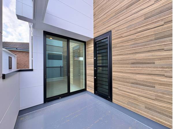 広いバルコニーは開放感があり、心にゆとりをもたらします