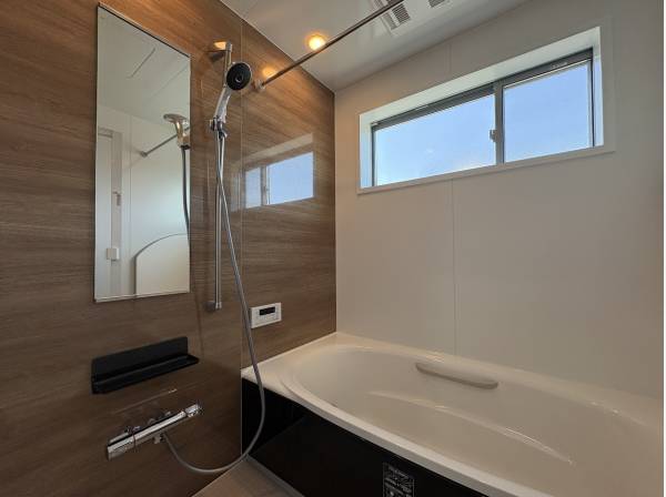 窓からたくさんの日が入るバスルーム