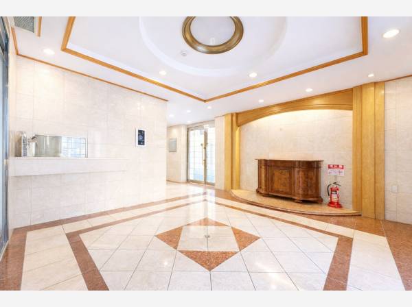 ホテルライクなオートロック付きエントランス