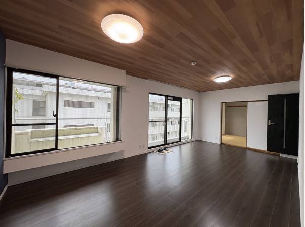床と天井の木で、落ち着ついた部屋の印象に。