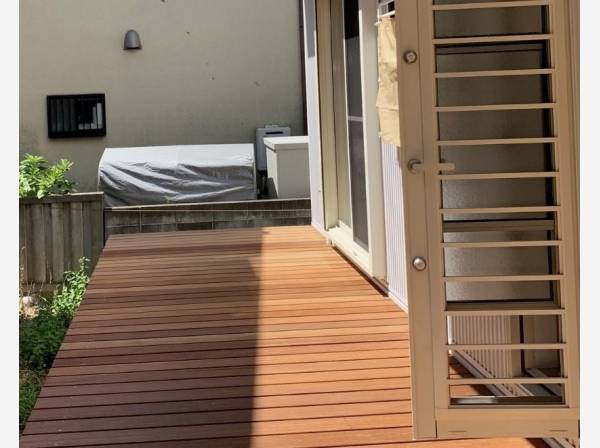 居室やパウダールームからは素敵なウッドデッキに繋がっております