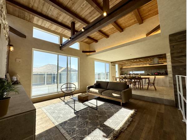 大空間のLDK壁は石張り、天井は古材で仕上げられています