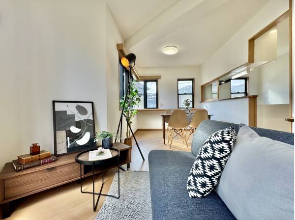 自然光が心地よいナチュラルなダイニングスペース