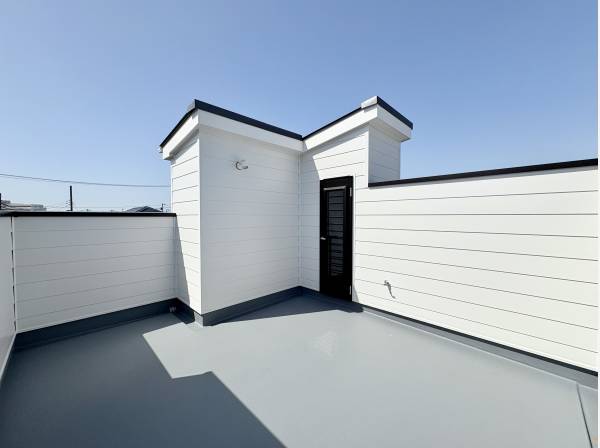 人目を気にせずプライベートな時間を愉しめるルーフバルコニー