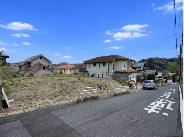 前面6.5M公道に面した、開放感と安心感を備えた立地。