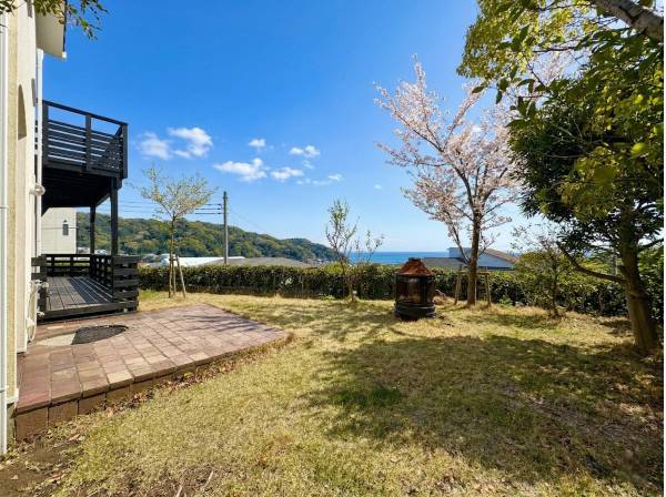 桜の木が目を引くお庭スペース！