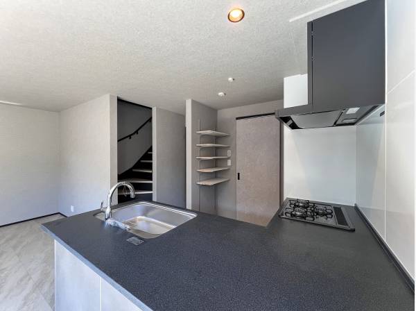 作業スペースの広さが魅力のL字型キッチン