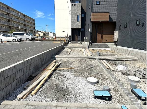 車種にもよりますが3台止められます