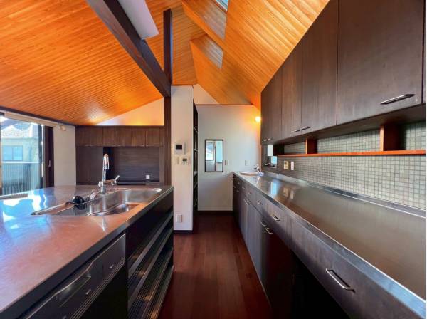 洗面ボウルからキャビネットまで一直線につながる設計のキッチン