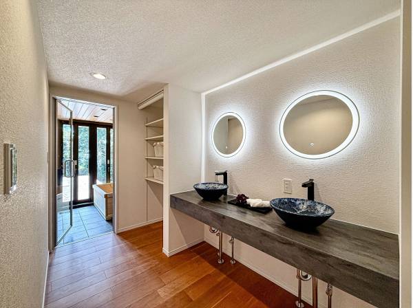 造作の洗面ボウルを備えたホテルライクなデザイン