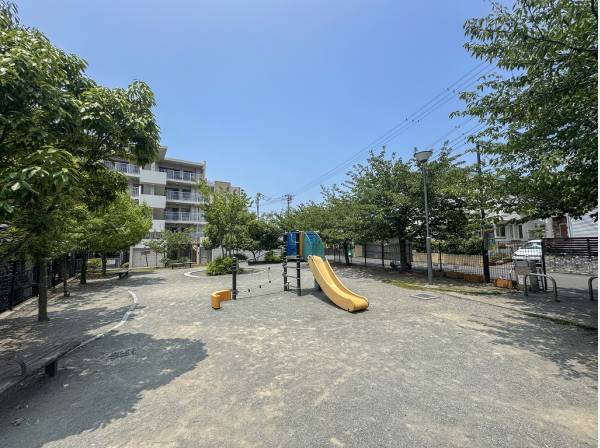 旭が丘公園まで徒歩2分（約120ｍ）