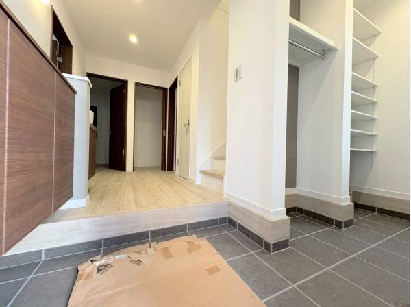 大容量のSICにクロークスペースもあるゆとりのエントランス