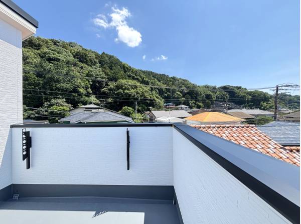 ルーフバルコニーからは広い空を望めます♪