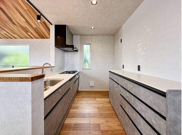 キッチンもシックで落ち着いた雰囲気がお部屋全体の質感にマッチしています
