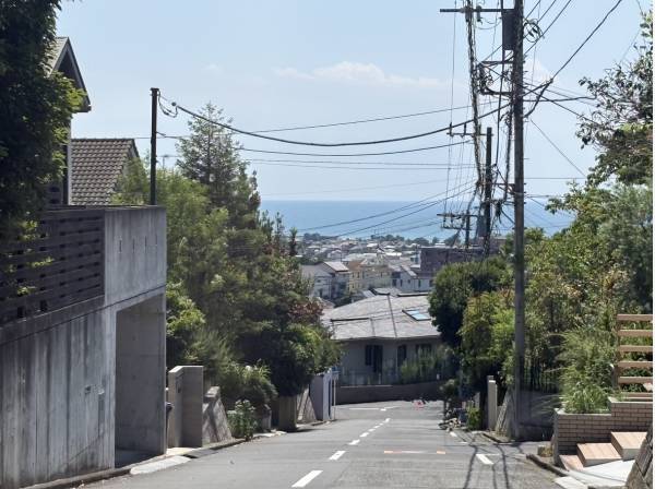 前面道路からも海を眺めます。