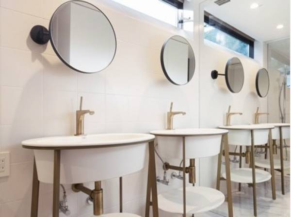 ホテルライクなデザインが素敵なダブルボウルのパウダールーム