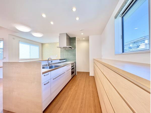 カップボードを備えた、機能性のあるキッチン。