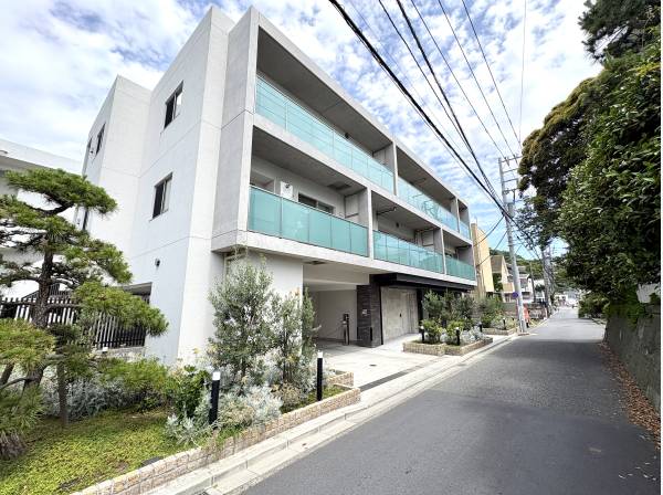 逗子海岸徒歩2分（約160m）のロケーション、ホテルライクな内廊下設計